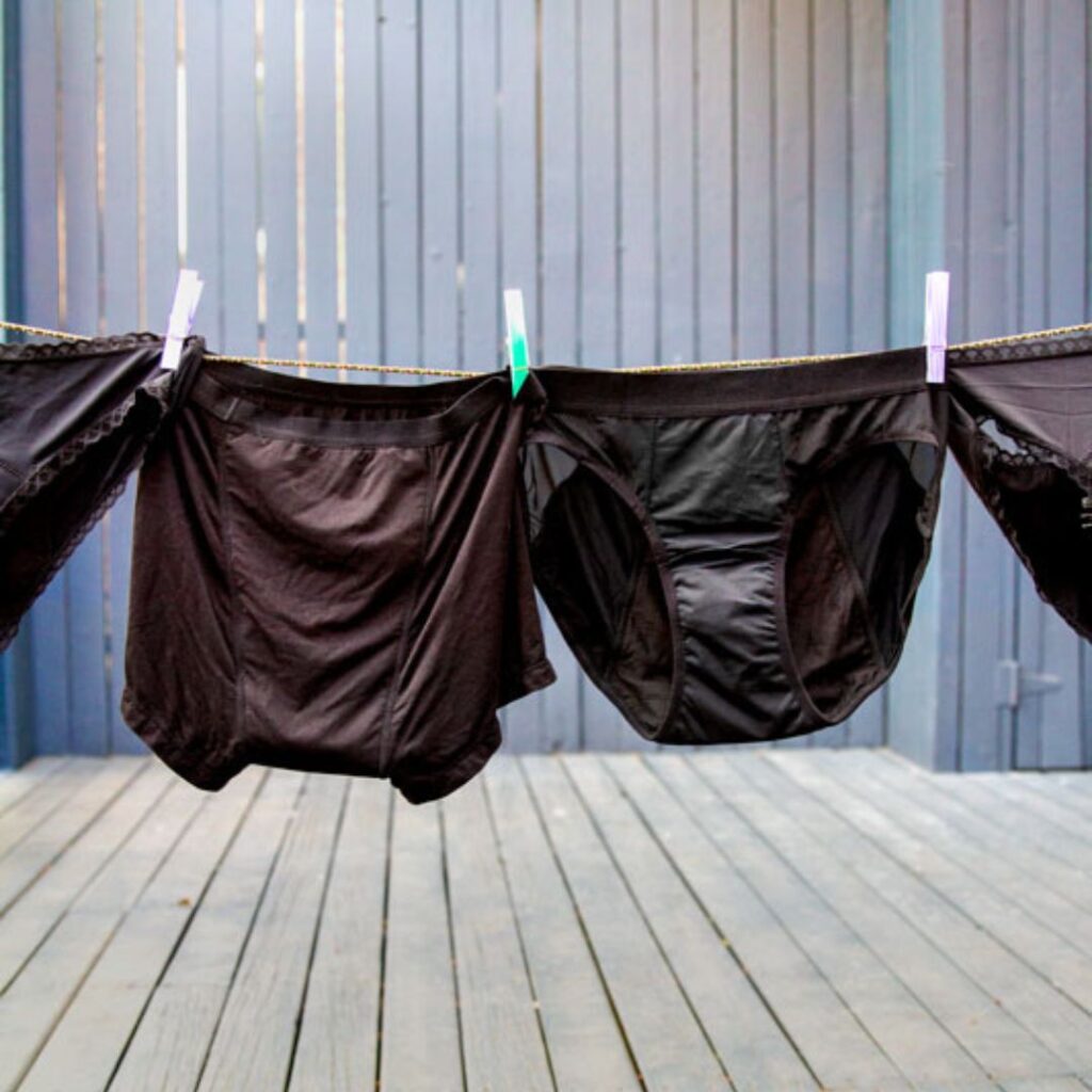 Calzones menstruales secándose al aire libre